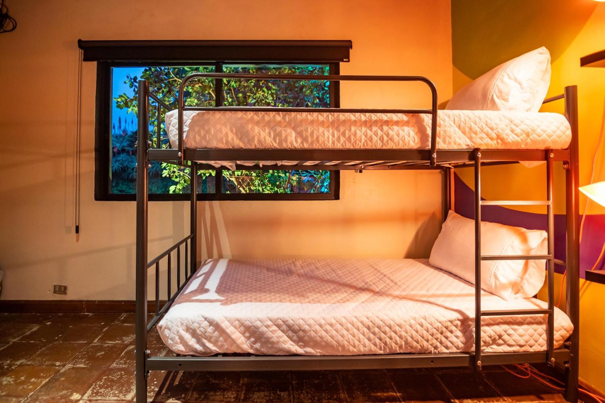 Yes Please! Hostel Antigua Room photo