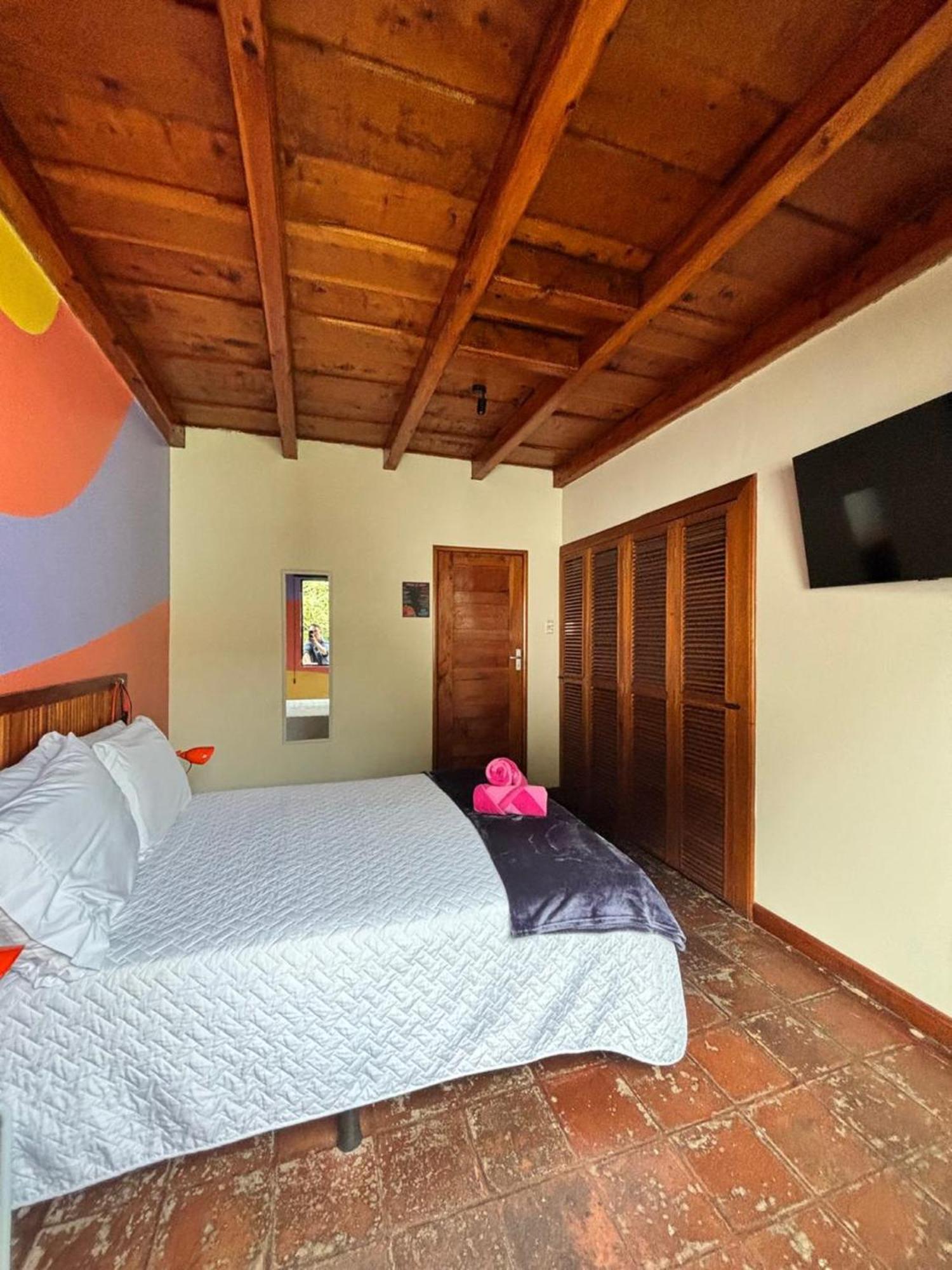 Yes Please! Hostel Antigua Room photo